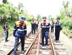 Guna Tingkatkan Keamanan Perjalanan Kereta Api, KAI Daop 2 Bandung Rutin Lakukan Pemeriksaan Jalur KA