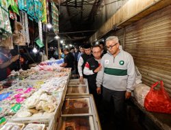 Walikota Bandung Melaksanakan Sahur Bersama dan Salat subuh Berjemaah di Pasar Induk Caringin