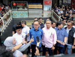 Menjelang Hari Raya Idulfitri 1446 H, Wamen Dalam Negeri RI, Bima Arya Sugiarto Meninjau Langsung Aktivitas di Pasar Baru Kota Bandung