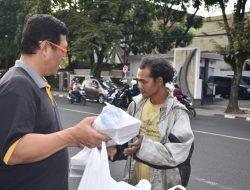 Sebelum Melakukan Pembagian Takjil Gratis, Para Anggota Pokja PWI Kota Bandung Terlebih Dahulu Melaksanakan ‘Ngabarin’