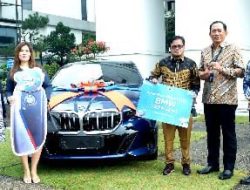 Serah Terima Hadiah Utama BRImo FSTVL 2024 di BRI Regional Office Bandung