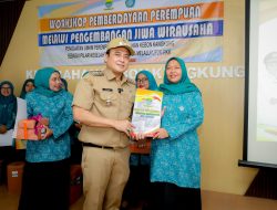 Puluhan ibu Mengikuti Workshop Pemberdayaan Perempuan Melalui Pengembangan Jiwa Wirausaha