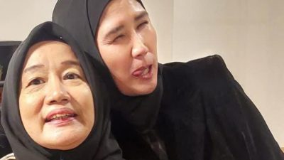 Almarhumah Ninni Suny, semasa hidupnya berfoto bersama Lady Rocker Senior Nicky Astria.
