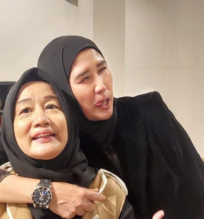 Almarhumah Ninni Suny, semasa hidupnya berfoto bersama Lady Rocker Senior Nicky Astria.