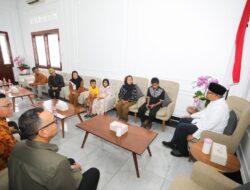 Pemkot Bandung Memberikan Satunan Kepada Keluarga  Korban Bencana Pohon Tumbang