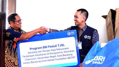 Pekerja BRI Region 9 Bandung, Salurkan Bantuan Sembako bagi Korban Kebakaran di Ciseureuh