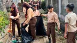 Usai Apel Peringatan HUT ke-65 Pramuka, Para Peserta Didik SDN 007 Cipaganti Bergotong Royong Membersihkan Lingkungan Sekolah