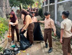 Usai Apel Peringatan HUT ke-65 Pramuka, Para Peserta Didik SDN 007 Cipaganti Bergotong Royong Membersihkan Lingkungan Sekolah