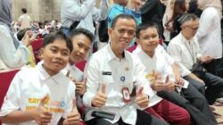 Siapa Nama Bapak Wali Kota Bandung ? Jawabannya, Seorang Peserta Didik SDN 144 Situgunting Mendapat Sepeda