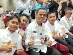 Siapa Nama Bapak Wali Kota Bandung ? Jawabannya, Seorang Peserta Didik SDN 144 Situgunting Mendapat Sepeda